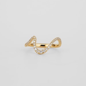 Anillo de boda curvo con diamantes, anillo apilable ondulado, anillo minimalista de oro pavé, delicado anillo de contorno, anillo nupcial único para mujer.