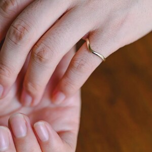 Aliança de casamento curva, anel em ziguezague, aliança minimalista em ouro, aliança com contorno, anel para usar em conjunto com outros anéis, aliança sobreposta, anel simples em ouro, aliança de noivado