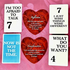 Puede incluir: Un conjunto de cartas de tarot con varios mensajes y números. Las cartas presentan frases como "Tengo demasiado miedo de hablar" y "¿Qué quieres?" Dos cartas en forma de corazón muestran las palabras "Reflexión" y "Transformación".