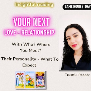 以下が含まれることがあります： 画像にはテキストが表示されています。「洞察力のある読書、あなたの次の愛 - 関係、誰と？どこで会う？彼らの性格 - 何を期待するか。」3枚のタロットカードが表示されています。右側には、黒い巻き毛と赤い口紅をした女性がおり、「信頼できるリーダー」というテキストが表示されています。