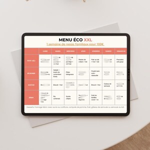 Può includere: Un tablet digitale che mostra un menu settimanale per famiglie in francese. Il menu è intitolato "MENU ÉCO XXL" e include opzioni per la colazione, il pranzo, la merenda e la cena. Il tablet è su una superficie bianca.