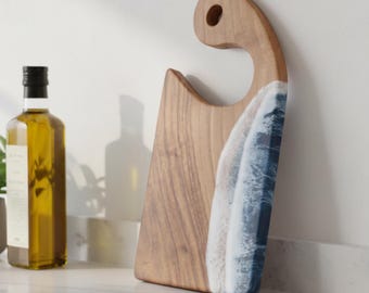 Handgemachtes Schneidebrett aus Nussbaum: Epoxidharz Ocean Wave, personalisiertes Servierbrett