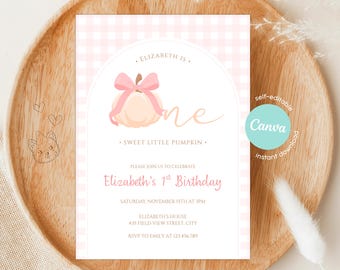 Op de afbeelding: Roze en wit geruit uitnodiging voor een eerste verjaardag. Het ontwerp toont een pompoen met een roze strik, de tekst "Elizabeth is one" en de woorden "Sweet Little Pumpkin". De uitnodiging bevat feestdetails.