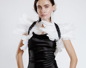 Helloween Outfit, Feather Cosplay, Carnival Costume, Steampunk Feathers, Statement Fashion, Rave Costume, Shoulder Piece, Cosplay Armor