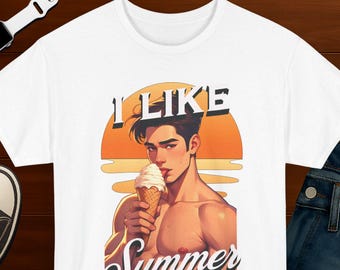Puede incluir: Una camiseta blanca con un estampado gráfico de una persona comiendo un helado sobre un fondo de atardecer naranja con el texto I LIKE Summer. La camiseta se muestra junto a un reloj inteligente, una zapatilla deportiva y unos vaqueros azules.