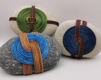 3 STEINE SET Schutz-Stein mit Lederwicklung – handgemachtes Unikat, Symbol für Stärke & Verbundenheit. Ein Geschenk für besondere Menschen!