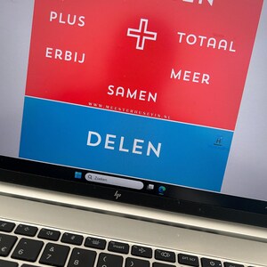 Può includere: Lo schermo di un laptop mostra una grafica rossa e blu con parole olandesi relative alla matematica: "OPTELEN" (sommare), "DELEN" (dividere), "PLUS", "TOTAAL" (totale), "ERBIJ" (aggiungere), "MEER" (più) e "SAMEN" (insieme). La tastiera del laptop è visibile.