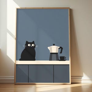 Könnte beinhalten: Ein gerahmter Wandkunstdruck mit einer flachen grafischen Illustration einer schwarzen Katze, die auf einer Theke neben einer weiß-grauen Mokkakanne und einer kleinen schwarzen Kaffeetasse sitzt. Der Hintergrund ist ein gedecktes Blau.