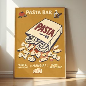 Op de afbeelding: Een rechthoekige wandkunstprint met een mosterdgele achtergrond met een papieren zak met het label PASTA en een vorkpictogram. Verschillende pastavormen, een tomaat, een fles olie en een stuk kaas zijn afgebeeld met de tekst PASTA BAR, FRESH & DELICIOUS, MANGIA! en BUON APPETITO!.