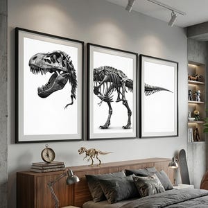 Peut inclure: Trois impressions encadrées en noir et blanc d'un squelette de Tyrannosaurus Rex. Les impressions sont affichées au-dessus d'un cadre de lit en bois. La première impression montre le crâne, la seconde le squelette complet et la troisième la queue.