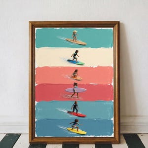 Peut inclure: Une impression d'art encadrée présentant six bandes horizontales de coups de pinceau en sarcelle, crème, corail, rouge, bleu clair et bleu foncé. Chaque bande représente une figurine miniature surfant sur une planche de surf aux couleurs variées.