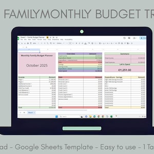 Puede incluir: Una pantalla de portátil que muestra una plantilla de seguimiento del presupuesto familiar para octubre de 2025. La hoja de cálculo muestra ingresos, gastos y ahorros, con el texto "SIMPLE FAMILY MONTHLY BUDGET TRACKER" en la parte superior. La plantilla es específica del Reino Unido.