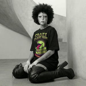 Funny Venus Flytrap Plant Mom Shirt – Spooky Gardening Tee