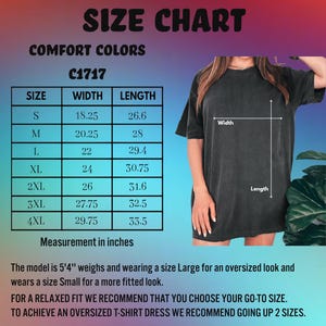 Peut inclure: Tableau des tailles pour les t-shirts Comfort Colors C1717. Les mesures en pouces sont fournies pour les tailles S &agrave; 4XL, y compris la largeur et la longueur. L'image montre &eacute;galement une personne portant le t-shirt, avec des indicateurs de largeur et de longueur.