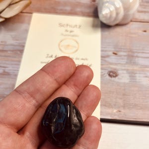 Edelstein Turmalin, Schwarzer Turmalin, Turmalin Stein, Schutzstein, Schutzstein Schwarz, Schutzstein gegen Negative Energien, Schutzstein Schwarzer Turmalin, Achtsamkeit Geschenk, Geschenke Achtsamkeit, Spirituelles Geschenk, Geschenke für Spirituelle Menschen, Schutzsteine gegen Negative Energie, Kraftstein