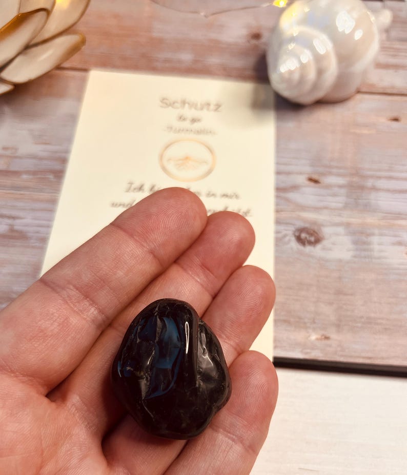 Edelstein Turmalin, Schwarzer Turmalin, Turmalin Stein, Schutzstein, Schutzstein Schwarz, Schutzstein gegen Negative Energien, Schutzstein Schwarzer Turmalin, Achtsamkeit Geschenk, Geschenke Achtsamkeit, Spirituelles Geschenk, Geschenke für Spirituelle Menschen, Schutzsteine gegen Negative Energie, Kraftstein