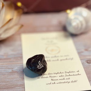 Edelstein Turmalin, Schwarzer Turmalin, Turmalin Stein, Schutzstein, Schutzstein Schwarz, Schutzstein gegen Negative Energien, Schutzstein Schwarzer Turmalin, Achtsamkeit Geschenk, Geschenke Achtsamkeit, Spirituelles Geschenk, Geschenke für Spirituelle Menschen, Schutzsteine gegen Negative Energie, Kraftstein