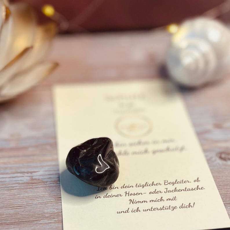 Edelstein Turmalin, Schwarzer Turmalin, Turmalin Stein, Schutzstein, Schutzstein Schwarz, Schutzstein gegen Negative Energien, Schutzstein Schwarzer Turmalin, Achtsamkeit Geschenk, Geschenke Achtsamkeit, Spirituelles Geschenk, Geschenke für Spirituelle Menschen, Schutzsteine gegen Negative Energie, Kraftstein