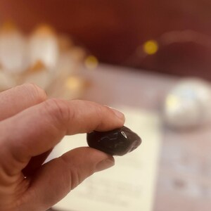 Edelstein Turmalin, Schwarzer Turmalin, Turmalin Stein, Schutzstein, Schutzstein Schwarz, Schutzstein gegen Negative Energien, Schutzstein Schwarzer Turmalin, Achtsamkeit Geschenk, Geschenke Achtsamkeit, Spirituelles Geschenk, Geschenke für Spirituelle Menschen, Schutzsteine gegen Negative Energie, Kraftstein