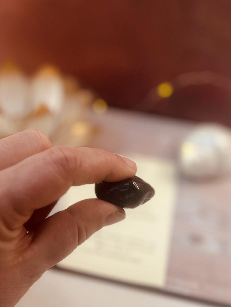 Edelstein Turmalin, Schwarzer Turmalin, Turmalin Stein, Schutzstein, Schutzstein Schwarz, Schutzstein gegen Negative Energien, Schutzstein Schwarzer Turmalin, Achtsamkeit Geschenk, Geschenke Achtsamkeit, Spirituelles Geschenk, Geschenke für Spirituelle Menschen, Schutzsteine gegen Negative Energie, Kraftstein