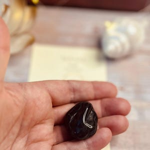 Edelstein Turmalin, Schwarzer Turmalin, Turmalin Stein, Schutzstein, Schutzstein Schwarz, Schutzstein gegen Negative Energien, Schutzstein Schwarzer Turmalin, Achtsamkeit Geschenk, Geschenke Achtsamkeit, Spirituelles Geschenk, Geschenke für Spirituelle Menschen, Schutzsteine gegen Negative Energie, Kraftstein