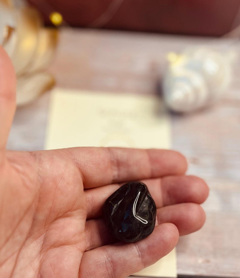 Edelstein Turmalin, Schwarzer Turmalin, Turmalin Stein, Schutzstein, Schutzstein Schwarz, Schutzstein gegen Negative Energien, Schutzstein Schwarzer Turmalin, Achtsamkeit Geschenk, Geschenke Achtsamkeit, Spirituelles Geschenk, Geschenke für Spirituelle Menschen, Schutzsteine gegen Negative Energie, Kraftstein