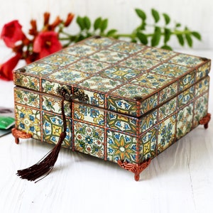 Scatola da tè Azulejos Portoghesi in stile piastrelle verdi con legno di tasso colorato e punte in rame, scatola da tè a 4 scomparti