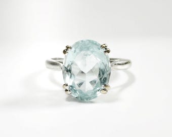 Vintage 18k white Gold and Oval Cut Aquamarine Solitaire Ring