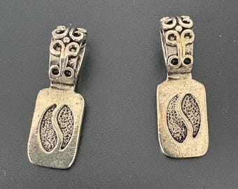 Anilla de peltre de 20 mm para pegar, en plata antigua con diseño de volutas.