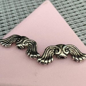 Puede incluir: Un juego de tres tazas de cerámica con un acabado moteado y mate. Las tazas son de color crema, gris claro y gris oscuro. Cada taza tiene un diseño simple y minimalista y un asa redondeada.