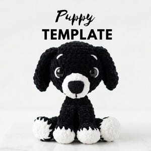 Puede incluir: Un cachorro de ganchillo en blanco y negro hecho a mano, con ojos grandes y expresivos. El cachorro tiene patas blancas y un hocico blanco. El texto "Puppy TEMPLATE" se muestra encima del cachorro.