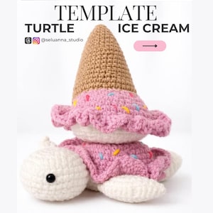 Puede incluir: Un juguete de tortuga de ganchillo con cabeza y extremidades blancas, con un caparazón rosa decorado con chispas de colores y una parte superior alta en forma de cono color canela. El texto TEMPLATE TURTLE ICE CREAM y @seluanna_studio son visibles.
