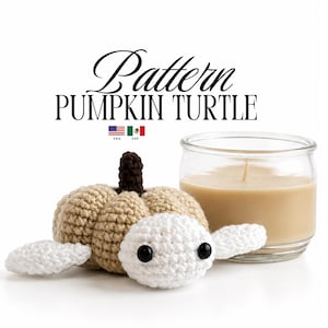 Puede incluir: Una tortuga de ganchillo con caparazón beige en forma de calabaza, cabeza blanca con ojos negros y tallo marrón. El texto dice Pattern PUMPKIN TURTLE con banderas. Una vela en tarro de cristal con cera beige se encuentra junto a la tortuga.