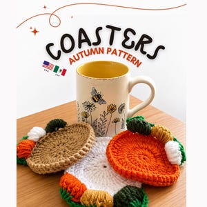 Puede incluir: Tres posavasos de ganchillo redondos con diseños de vegetales otoñales en naranja, blanco y marrón, acompañados por una taza de cerámica color crema con interior amarillo y una ilustración de línea negra de una abeja y flores silvestres.