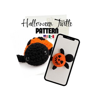 Puede incluir: Un patrón de tortuga de Halloween a ganchillo con el texto Halloween Turtle PATTERN. La imagen muestra una tortuga tejida en negro y naranja con ojos negros y una segunda tortuga con cara de calabaza en la pantalla de un teléfono móvil.