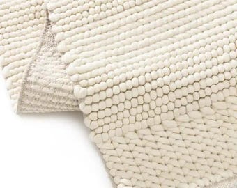 Alfombra de lana color crema neutro: textura moderna de guijarros, suave y acogedora.