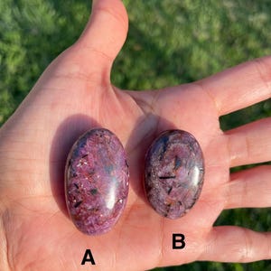 Natural Ruby Pocket Stone – Polished Palm Crystal, Vibrant Color, Smooth Worry Stone