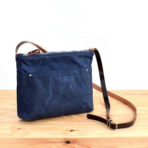 Mini sac à bandoulière en toile cirée bleu foncé