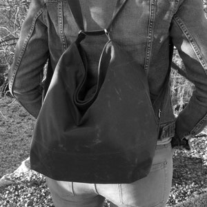 Bolso Convertible de loneta encerada gris image 10