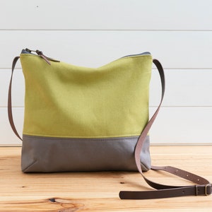 Canvas Cross body midi bag Olive