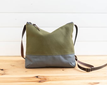 Canvas Cross body midi bag Moss