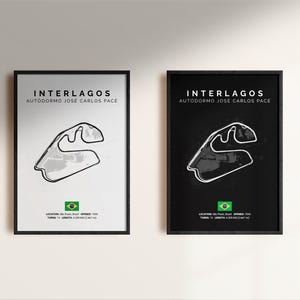 Puede incluir: Dos impresiones enmarcadas del circuito Interlagos Autodromo Jose Carlos Pace. Una tiene fondo blanco, la otra es negra. Ambas presentan un contorno de la pista, texto y una bandera brasileña.