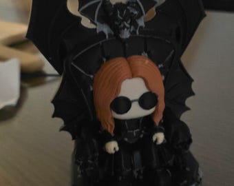 Figurka legendy rocka Chibi na tronie Bat – 8-calowa figurka gotyckiego rocka wydrukowana w 3D (prezent muzyczny)