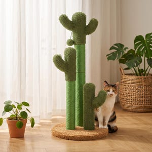 Puede incluir: Un rascador para gatos de varios niveles diseñado para parecer un cactus verde con tres alturas distintas. La estructura presenta una cuerda de sisal verde texturizada envuelta alrededor de los postes y tela verde suave y granulada.