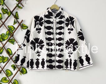 Veste brodée Suzani faite main, veste d'hiver, manteau pour femme, veste courte Suzani, veste Suzani en tissu TNT, peignoir, cadeau pour elle