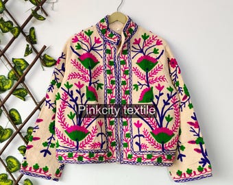 Veste brodée Suzani faite main, veste d'hiver, manteau pour femme, veste courte Suzani, veste Suzani en tissu TNT, peignoir, cadeau pour elle