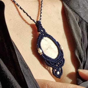Pendente Filo Nomade in Magnesite Bianca | Collana Macramè Blu con Dettagli in Acciaio Inox e Pietre Naturali