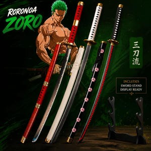 Op de afbeelding: Drie replica zwaarden met verschillende scheden: een rode met gouden accenten, een witte en een zwarte met roze cirkelvormige patronen. De set bevat een zwarte standaard. De tekst luidt RORONOA ZORO, 三刀流 en INCLUDES SWORD STAND DISPLAY READY.