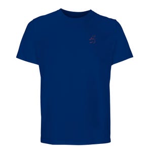 Puede incluir: Una camiseta de manga corta de color azul oscuro con un peque&ntilde;o texto en escritura persa roja apilado verticalmente en la parte superior izquierda del pecho. La prenda tiene cuello redondo y una espalda lisa, ofreciendo un dise&ntilde;o sencillo.