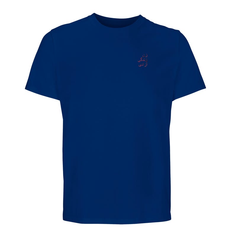 Puede incluir: Una camiseta de manga corta de color azul oscuro con un peque&ntilde;o texto en escritura persa roja apilado verticalmente en la parte superior izquierda del pecho. La prenda tiene cuello redondo y una espalda lisa, ofreciendo un dise&ntilde;o sencillo.